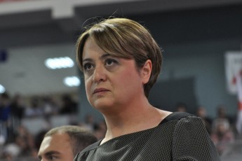 xelisufleba-romelic-fons-gasvlas-sxvisi-Savi-piariT-cdilobs-male-da-cudad-daamTavrebs
