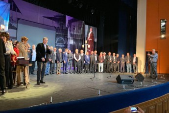 jamlet-xuxaSvilis-saiubileo-saRamoze-biZina-ivaniSvili-scenaze-daugegmavad-ixmes