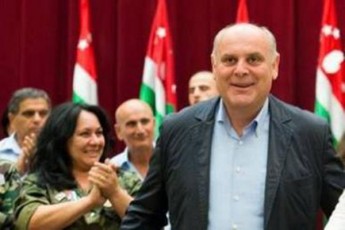 mTeli-qalaqi-ambobs-rom-is-mowamles---afxazeTis-prezidentobis-mTavari-kandidati-moulodnelad-komaSi-Cavarda