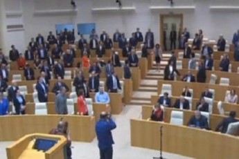 parlamentis-darbazSi-Sesul-prezidents-opozicioneri-deputatebi-fexze-ar-wamoudgnen