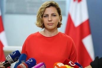 ana-doliZe-meoradi-tansacmlis-maRaziaSi-vmuSaobdi-mere-mebaRed-nayinis-gamyidvelad