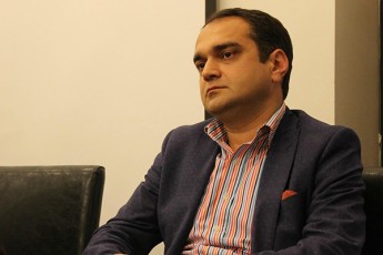 arno-stefaniani-rTulia-roca-ubanze-aTobiT-damkvirvebels-xedav-romlebmac-ar-ician-rogor-unda-daakvirdnen-arCevnebs-da-Riad-uWeren-mxars-politikur-partiebs