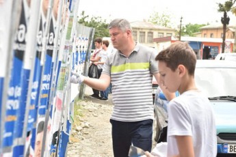 zugdidis-arCeuli-meri-plakatebisgan-qalaqs-asufTavebs
