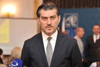 Cvenc-adamianebi-varT-da-xandaxan-gvaqvs-ufleba-pirad-sakiTxebze-visaubroT