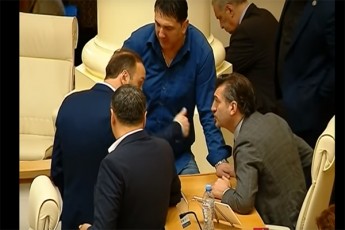 parlamentSi-deputatebi-erTmaneTs-daupirispirdnen-video