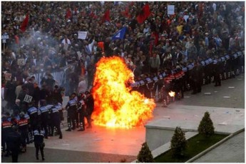 albaneTSi-saprotesto-aqcia-policiasTan-SetakebaSi-gadaizarda