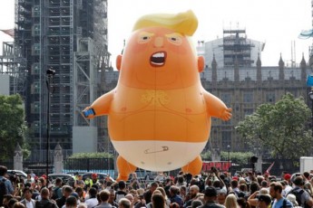 londonSi-saprotesto-aqciis-monawileebma-sahaero-buSti---beibi-trampi-gauSves