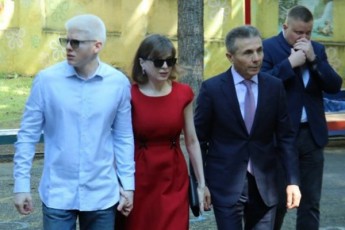 Zalian-momwons-es-qali-aris-TavisTvis-ojaxisTvis-da-qmaric-rom-aRfrTovanebulia-misiT-erTi-SexedviT-Cans