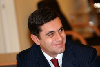 vin-gaerTiandeba-axal-politikur-moZraobaSi-irakli-oqroaSvilTan-erTad