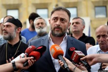 sapatriarqo-da-vasaZe-unisonSi-moqmedeben---ra-informacias-flobs-Teologi-giorgi-tiginaSvili