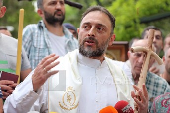 levan-vasaZe-Cven-vemijnebiT-pirdapir-da-uSualo-bmas-sayvarel-dedaeklesiasTan