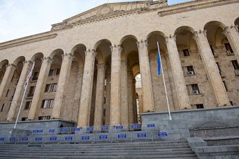 Tbilisi-marTlmadideblobis-saparlamentTaSoriso-asambleis-sesias-maspinZlobs