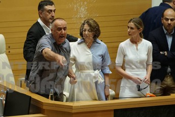 akaki-boboxiZem-rusi-deputatebis-mimarTulebiT-parlamentis-tribunidan-wyali-gadaasxa