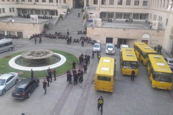 parlamentis-ezoSi-didi-raodenobiT-policiaa-mobilizebuli