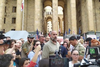 dapirispireba-parlamentTan--aqciis-monawileTa-nawils-opozicioner-deputatebTan-erTad-dgoma-ar-surs