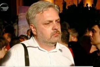 baramiZe-pasuxismgeblobas-demostrantebs-akisrebs-xalxs-undoda-parlamentSi-Sesvla