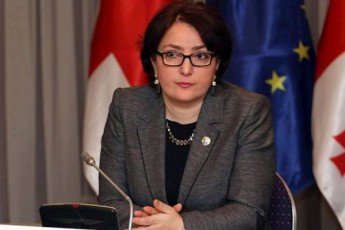 roca-iwyebT-Zalis-gamoyenebis-proporciulobis-zomvas-daSavebuli-TvalebdaTxrili-adamianebis-kadrebis-fonze-aucileblad-marcxdebi-da-xar-fskeri