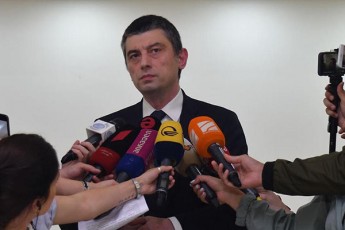 politikosebma-SeZles-rom-policia-da-moqalaqeebi-erTmaneTTan-daepirispirebinaT---yvela-gaiqca-Seatoves-axalgazrdebi-da-policielebi