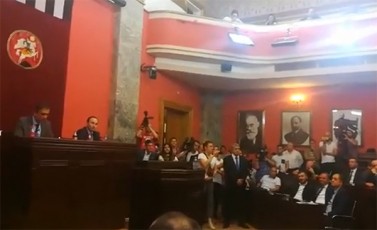 komitetebis-gaerTianebul-sxdomaze-deputatebma-nika-meliasTvis-imunitetis-SeCerebas-Tanxmoba-misces-video