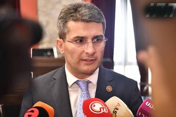 mamuka-mdinaraZe-deputatebze-romlebmac-nika-meliasTvis-imunitetis-moxsnas-mxari-ar-dauWires---garicxvaze-da-msgavs-sakiTxebze-ar-gvisaubria