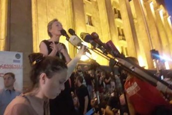 parlamentTan-aqcia-koncertze-maka-CiCua-da-uSiSroebis-sabWos-yofili-mdivani-daviT-raqviaSvili-imRereben