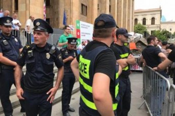 policia-parlamentTan-moSimSileebs-karvebTan-aRar-uSvebs