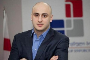 oTos-venacvale-frTxilad-viyoT---nika-melia-oTo-kaxiZes