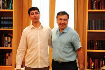 nacionaluri-moZraobis-lideri-pirvel-arxs-gadabugviT-emuqreba--Jurnalistis-pasuxi-muqaraze