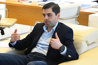 20-ivnisis-Rames-policiaze-150-200-adamiani-Zaladobda-Tumca-zurgs-ukan-iyvnen-sxvebi-romlebic-maT-blagv-sagnebs-qvebs-da-boTlebs-awvdidnen