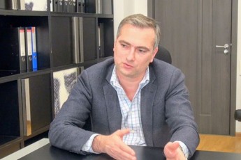 me-dResve-vapireb-kompaniaSi-misvlas-da-vimedovneb-rom-TanamSromlebTan-urTierToba-konstruqciul-reJimSi-warimarTeba