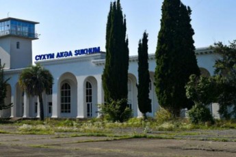 soxumis-aeroportSi-saerTaSoriso-aviareisebi-ganxorcieldeba