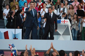 mixeil-saakaSvili-sarkozi-moiqca-klouniviT-man-cecxlis-Sewyvetis-gegma-mistralebze-gayida