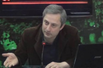 adamian-kanalizaciebs-mxars-uWeren-ew-enjoebipolitikosebi-da-ase-gansajeT-Cveni-sazogadoebis-garkveul-nawilSi-maTi-heroizacia-xdeba
