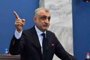 mamuka-xazaraZe-biZina-ivaniSvils-sasaubrod-pirdapir-eTerSi-iwvevs
