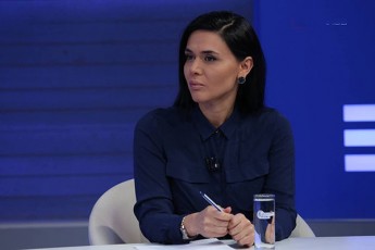 TbilisSi-rom-Camovedi-erTi-dabneuli-azeri-gogo-viyavi-ucnauri-saxeliT-qarTulad-sami-sityva-vicodi---gamarjoba-madloba-da-Tavisufleba