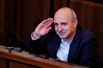 vano-merabiSvili-politikaSi-dabrunebas-apirebs