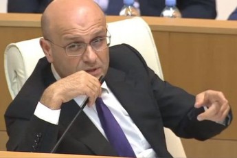 me-ar-mesmis-ratom-iwyebs-politikas-aseTi-didi-msuye-tyuiliT