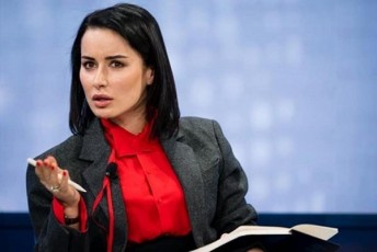 Tina-kandelaki-ruseTSi-vcxovrob-yvelafers-ruseTSi-mivaRwie-da-bolomde-vibrZoleb-ruseTisTvis