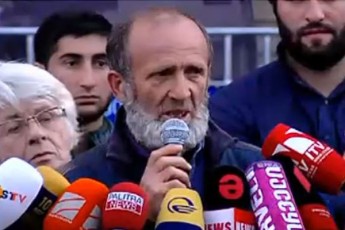 malxaz-maCalikaSvili-parlamentSi-Sevida-da-15-wuTSi-gamovida---ra-gaaprotesta-man