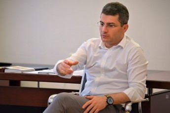 muxran-maWavarianis-leqss-albaT-xumrobiT-daemateboda-sityvebi-gadadioda-xelidan-xelSi