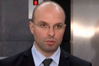 Salva-TadumaZe-Tavis-diplomze-SeuZliaT-mkiTxaoba-gaagrZelon