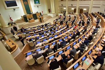 parlamentSi-deputatebs-Soris-fizikuri-dapirispireba-moxda