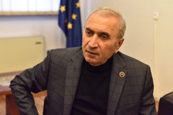 simon-nozaZe-proporciul-arCevnebs-mxars-vuWerT-da-pozicias-ar-Sevicvli-Tu-kanonproeqti-Cavarda-aravis-gaukvirdes-rom-mitingze-mrewvelebic-dadgebian