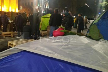 mixeil-saakaSvili-vardebis-revoluciisTvis-emzadeba--parlamentTan-aqciaze-vardebi-miitanes