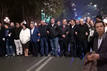 xoferia-imdeni-Tqveni-dedebi-vatire-me--isemc-giqniaT-sari-giTxriaT-midis-kbenai-Rrenai-tr-Si-TiTis-takeba