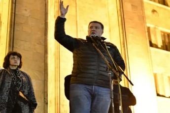gigi-ugulava-policielebs-Tqven-ukanonobas-asrulebT-da-miiRebT-xalxis-risxvas-ar-gewyinoT-magram-mware-ginebasac-miiRebT-magram-Tqven-gaqvT-Tmenis-valdebuleba
