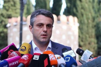 irakli-SiolaSvili-rodesac-opoziciis-liderebi-midian-raRac-plakatebiT-da-akeTeben-Seuracxmyofel-gancxadebebs-es-gamoiwvevs-garkveul-dapirispirebas