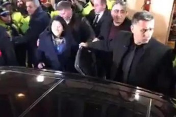 prezidentma-salome-zurabiSvilma-salobie-bia-aqciis-monawileebis-protestisa-da-SeZaxilebis-fonze-datova