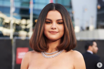 selena-gomezma-American-Music-Awards-ze-panikuri-Seteva-gadaitana-ram-ganapiroba-momRerlis-mdgomareoba