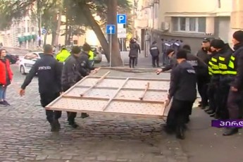 policiam-parlamentTan-rkinis-barikadebi-moxsna